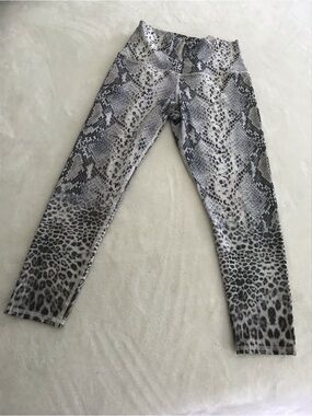 NEW EVOLUTION AND CREATION SNAKESKIN CAPRI LEGGINGS GRAY/WHITE/CREAM/TAUPE SZ M